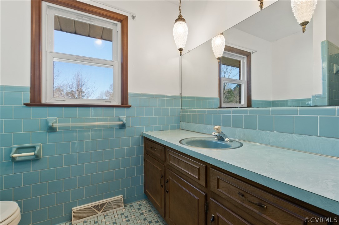 102 Meadowfield Road Yorktown, VA 23692 - Photo 15 of 21 Full hall bath with tile walls.