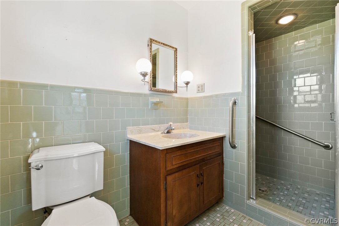 102 Meadowfield Road Yorktown, VA 23692 - Photo 18 of 21 Primary private bath with tile walls.
