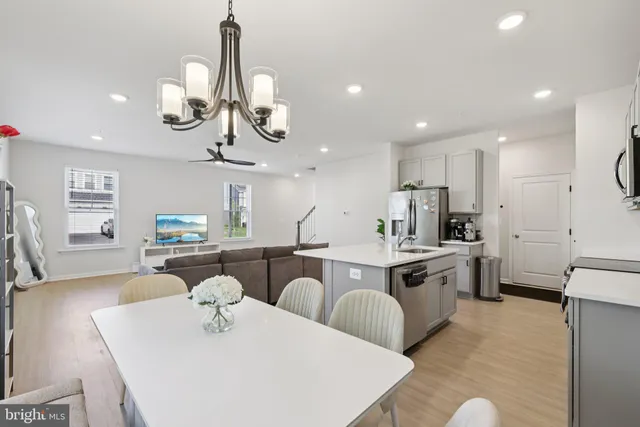 a large kitchen with kitchen island a large island in it