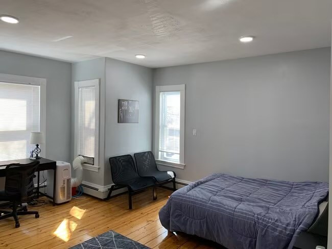 153 Chestnut Street, Unit 1 Waltham, MA 02453 - Photo 6 of 10 a bedroom with bed and a window
