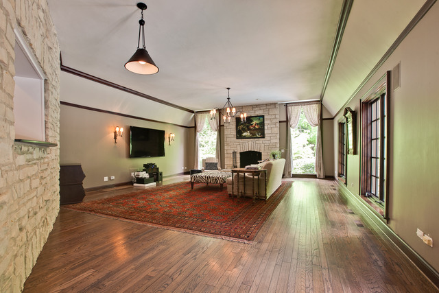 205 Franklin Road Glencoe, IL 60022 - Photo 12 of 25 a living room with furniture and a flat screen tv
