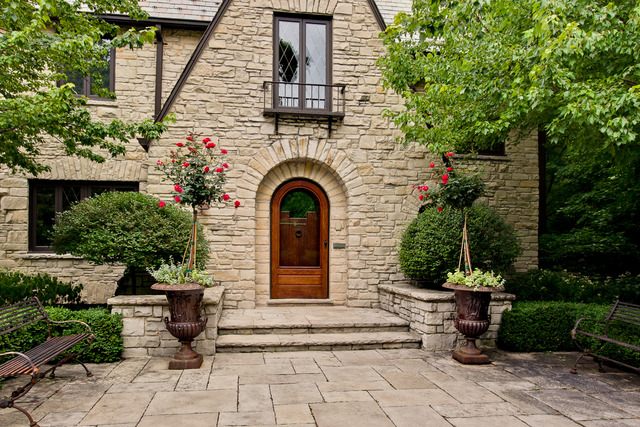 205 Franklin Road Glencoe, IL 60022 - Photo 2 of 25 a front view of a house with a garden