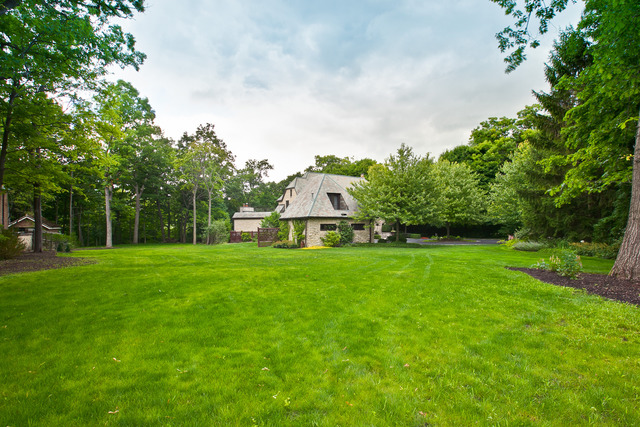 205 Franklin Road Glencoe, IL 60022 - Photo 3 of 25 a front view of a house with garden