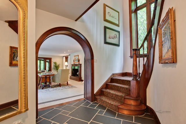 205 Franklin Road Glencoe, IL 60022 - Photo 5 of 25 a view of an entryway with wooden floor and a livingroom view
