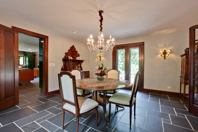 205 Franklin Road Glencoe, IL 60022 - Photo 9 of 25 a view of a dining room with furniture and chandelier
