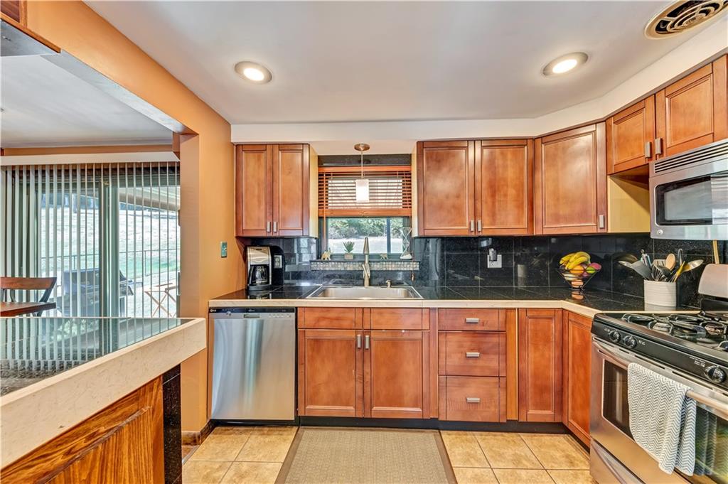 1009 Fiddleback Drive McKees Rocks, PA 15136 - Photo 7 of 23 Kitchen