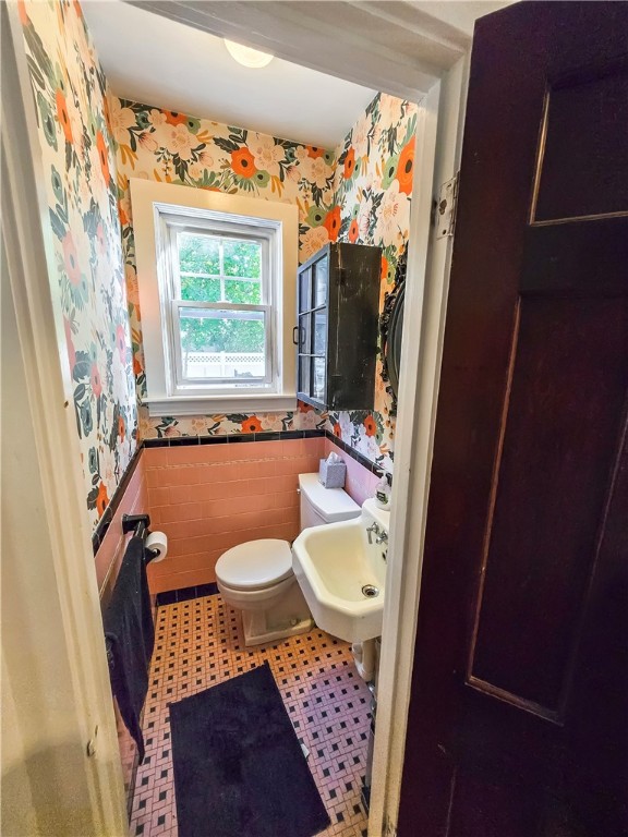 40 Rialto Street Providence, RI 02908 - Photo 10 of 23 1st floor half bathroom
