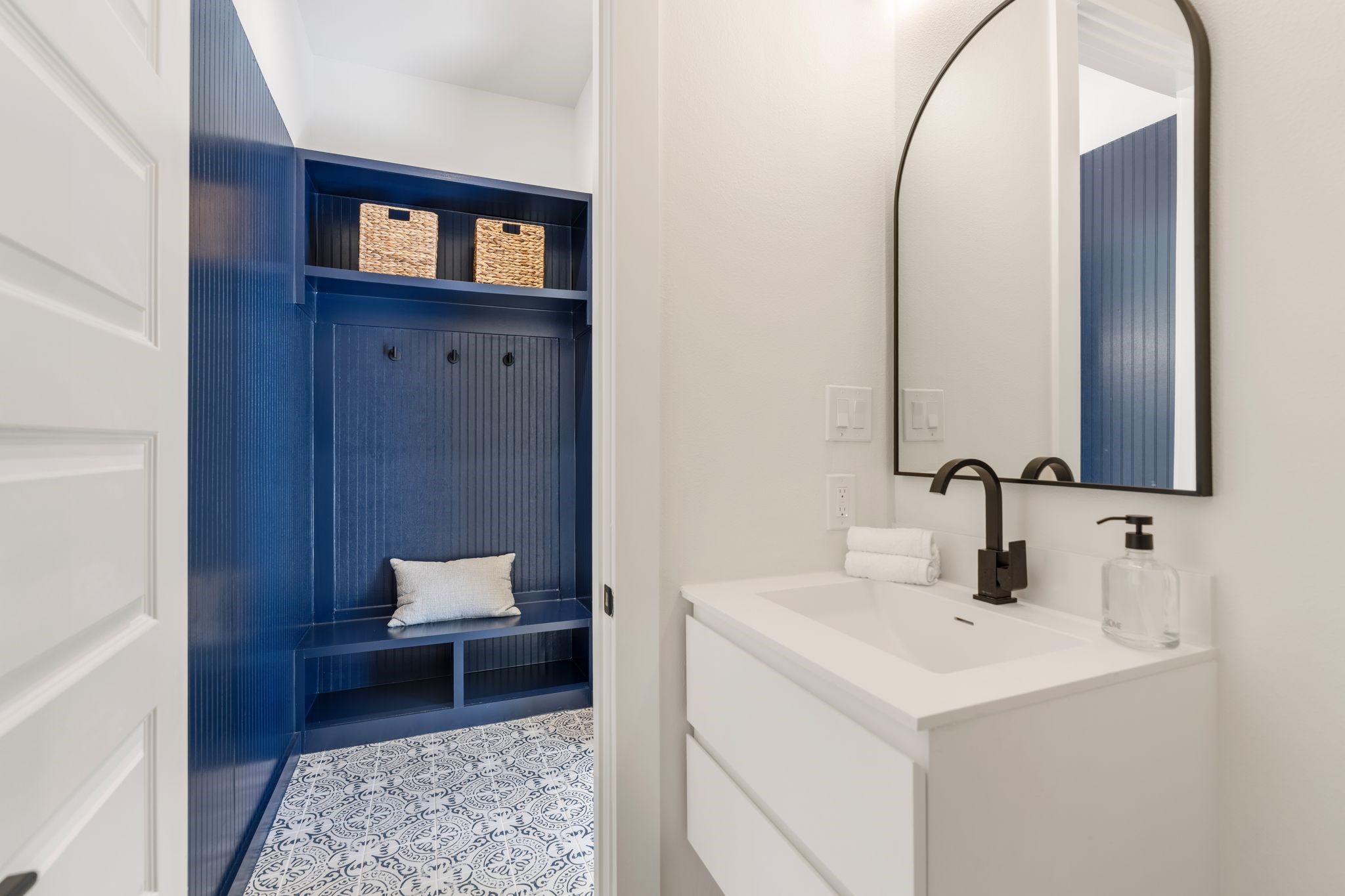 1215 Sampson Street Houston, TX 77003 - Photo 15 of 35 A stylish half bath and convenient mudroom complete the first floor.