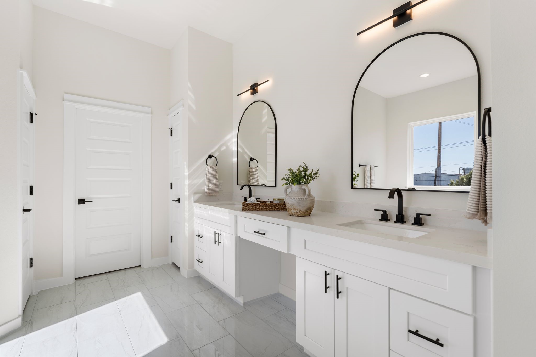 1215 Sampson Street Houston, TX 77003 - Photo 21 of 35 Showcasing a well-appointed vanity, a private water closet, and direct access to a generous walk-in closet.