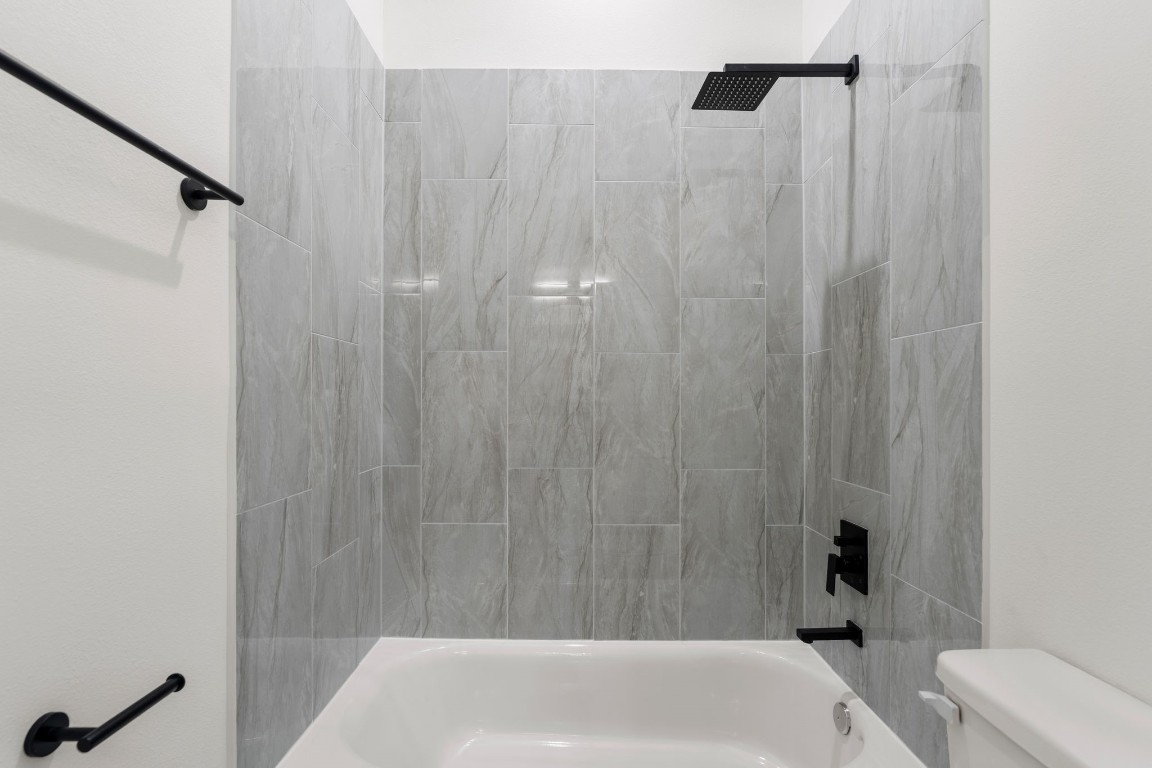 1215 Sampson Street Houston, TX 77003 - Photo 29 of 35 Complete with a shower/tub combo.