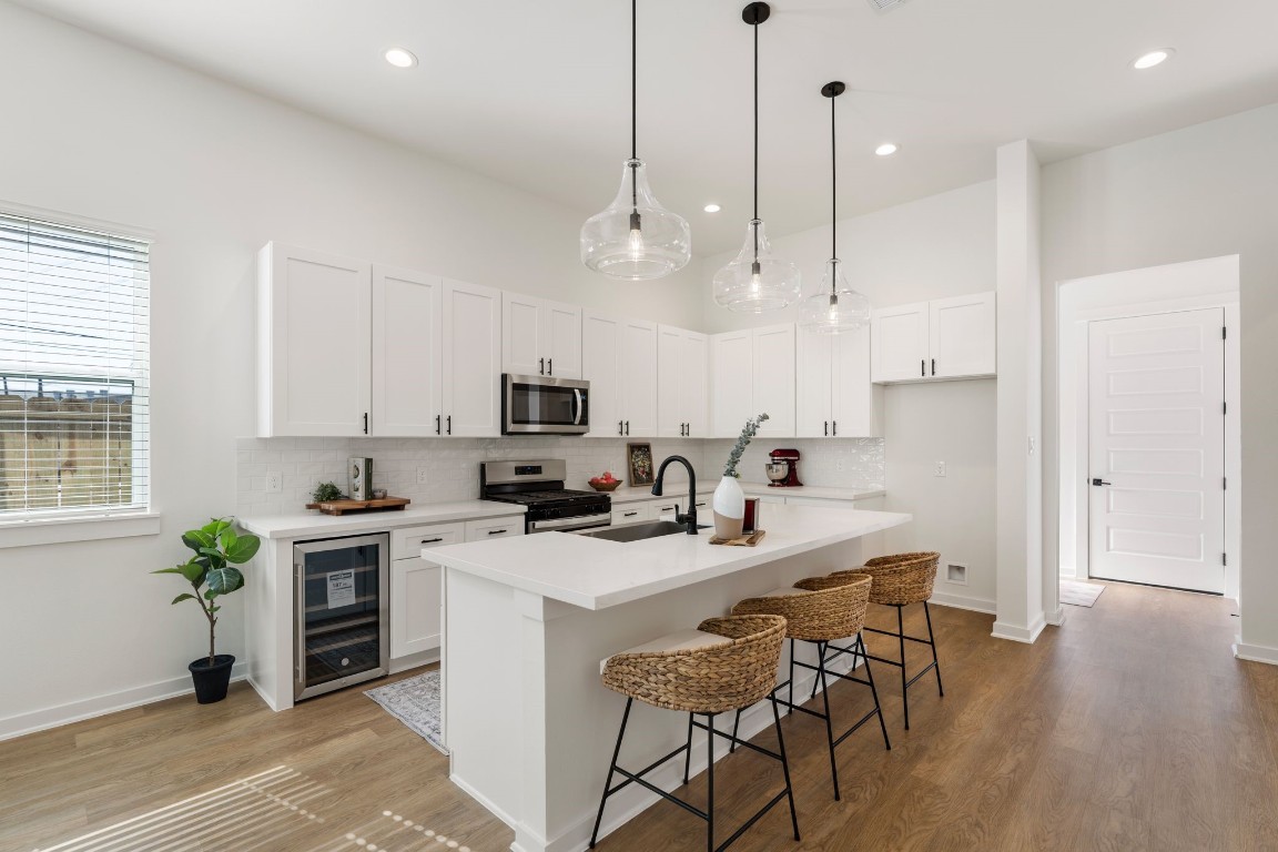 1215 Sampson Street Houston, TX 77003 - Photo 6 of 35 Another look into the kitchen.