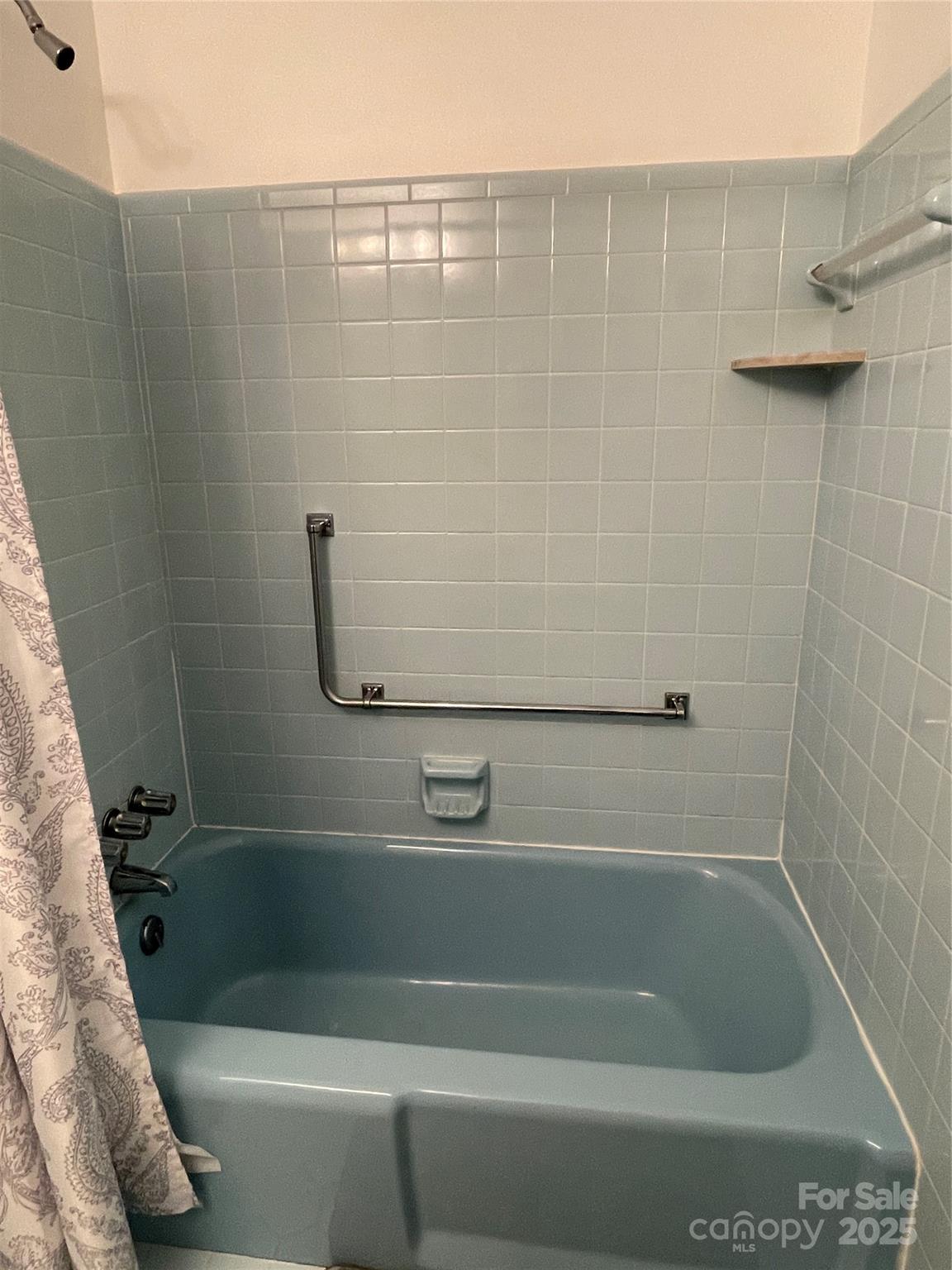 102 General Bragg Street Stanley, NC 28164 - Photo 28 of 31 a bathroom with a bathtub