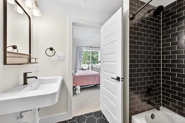 $735,000 | 402 Kiowa Drive West, Gainesville, TX 76240