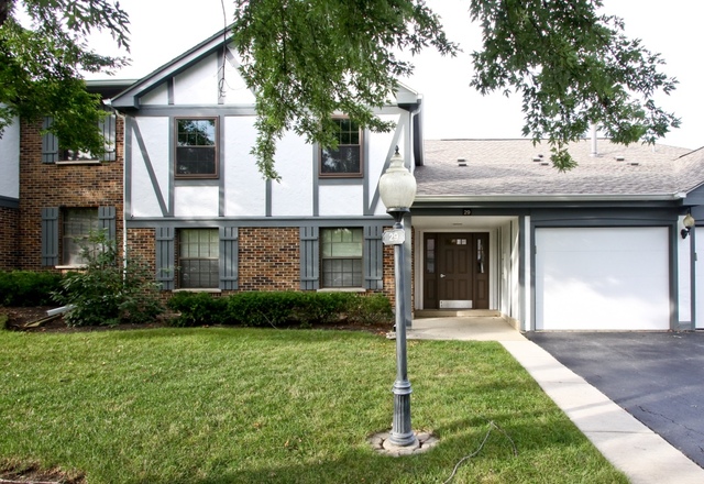 29 Stanton Court, Unit C2 Schaumburg, IL 60193 - Photo 1 of 9 a front view of a house with garden