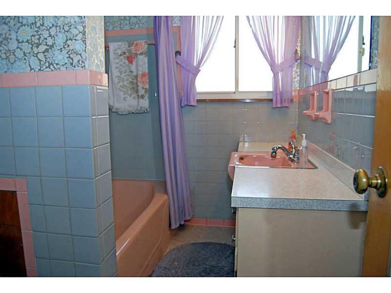 40 Glenn Way McKees Rocks, PA 15136 - Photo 11 of 24 Full Bath. Full bath on main level with combination tub/shower.