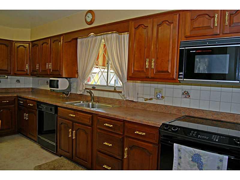 40 Glenn Way McKees Rocks, PA 15136 - Photo 6 of 24 Kitchen. All appliances are included.