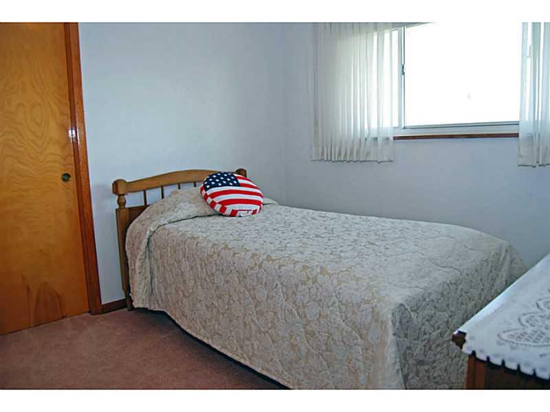 40 Glenn Way McKees Rocks, PA 15136 - Photo 9 of 24 Bedroom. Second bedroom.