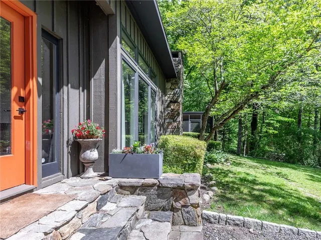a view of a house with backyard and garden