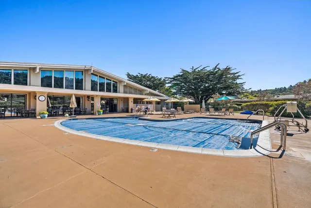 a view of houses with sky view