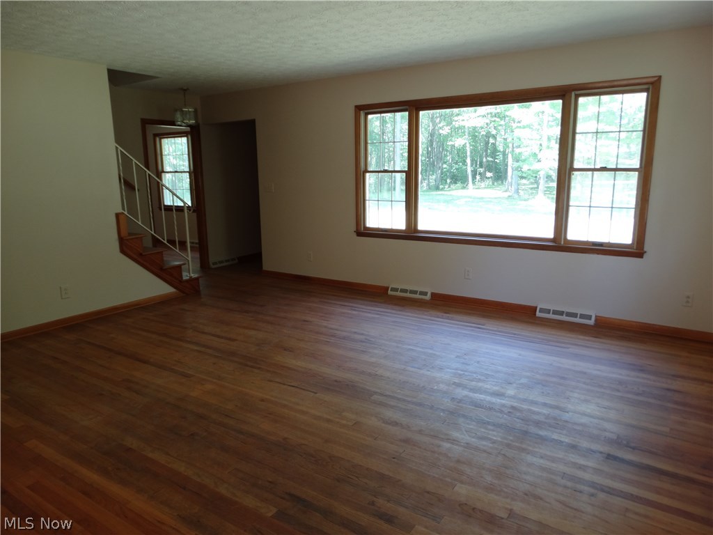 784 Middle Road Conneaut, OH 44030 - Photo 11 of 23 Bright spacious living room