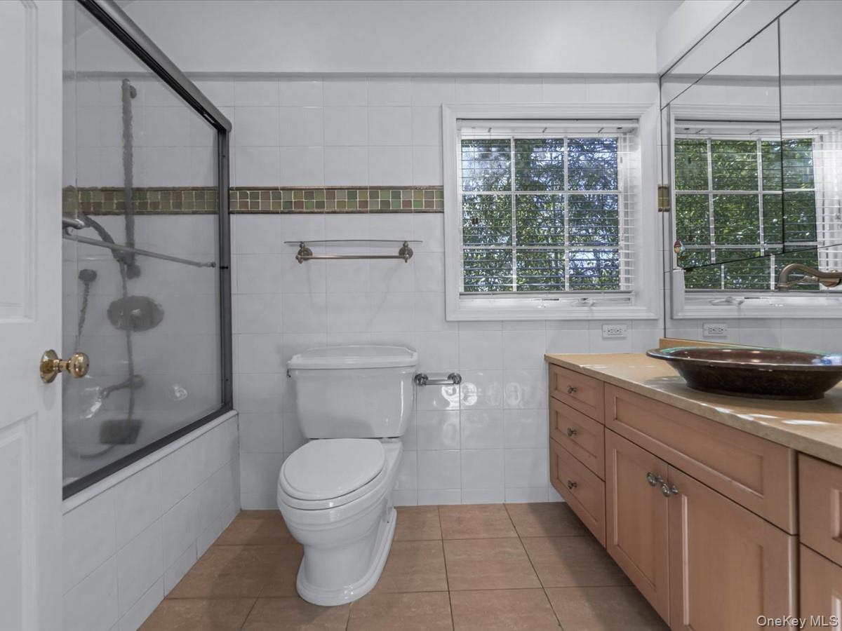 2 Amherst Road Great Neck, NY 11021 - Photo 34 of 45 a bathroom with a toilet a sink and a bathtub