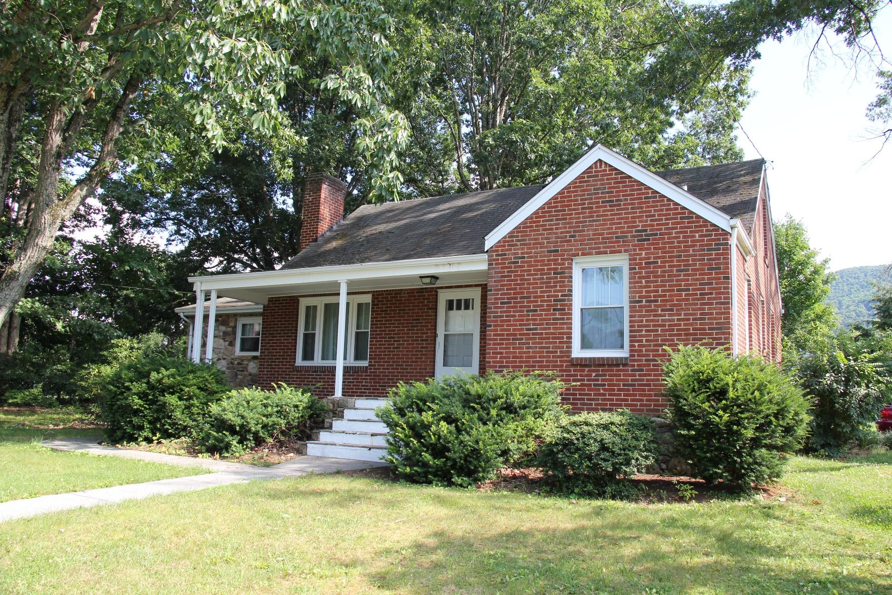 1103 Victory Road Southeast Roanoke, VA 24014 - Photo 3 of 49 IMG_6285