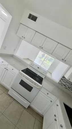 $1,700 | 2800 Northeast 203rd Street, Unit 17, Aventura, FL 33180