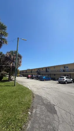$1,700 | 2800 Northeast 203rd Street, Unit 17, Aventura, FL 33180