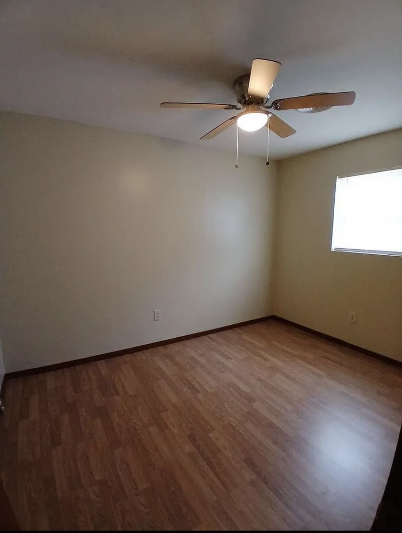 4005 Sewanee Road Memphis, TN 38109 - Photo 4 of 8 an empty room with a window
