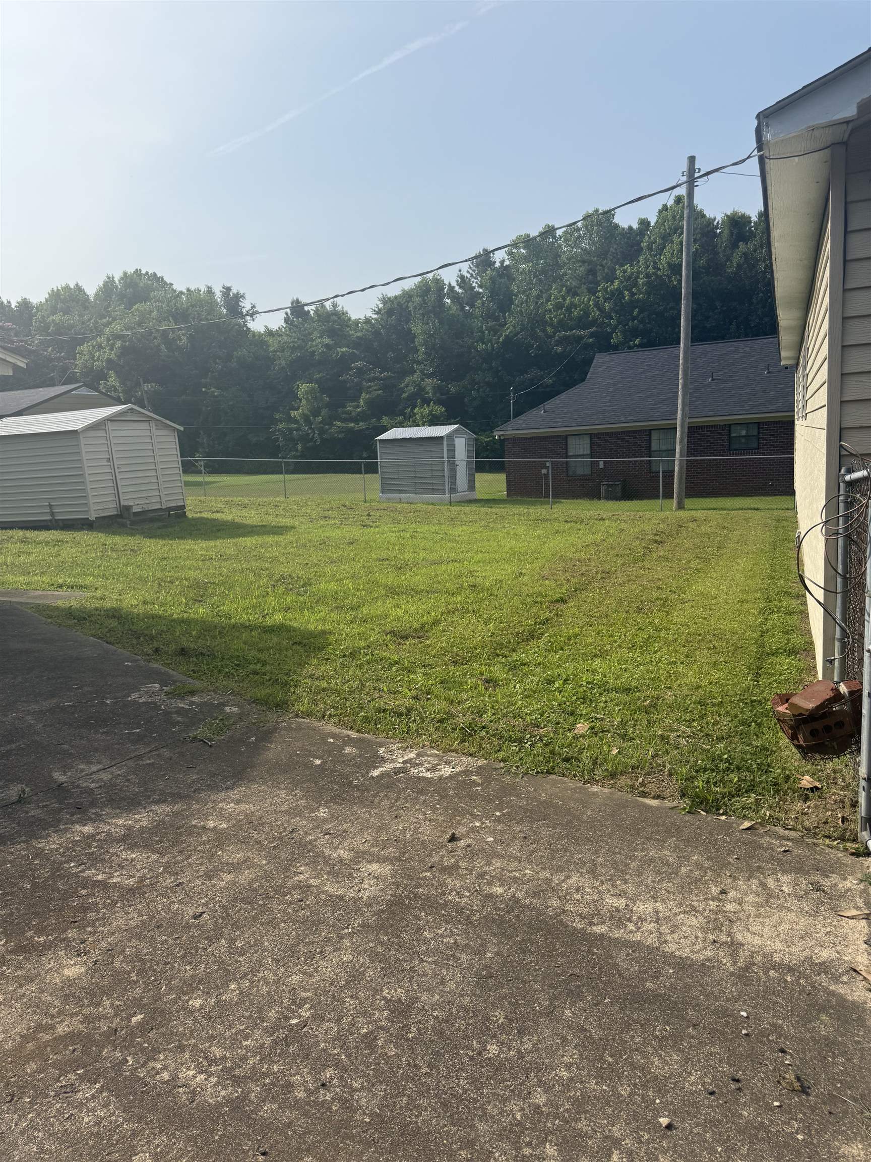4005 Sewanee Road Memphis, TN 38109 - Photo 8 of 8 a front view of a house with garden