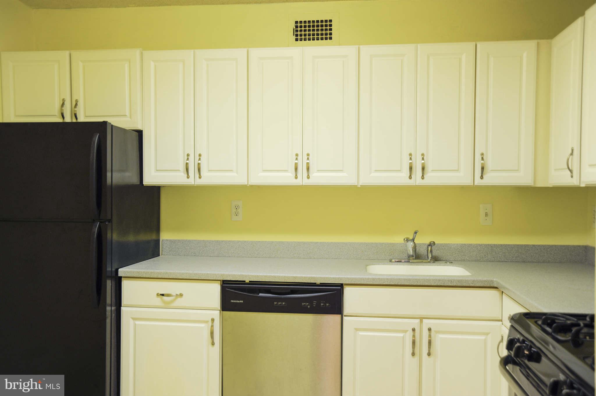 5225 Pooks Hill Road, Unit 1322N Bethesda, MD 20814 - Photo 3 of 21 Kitchen