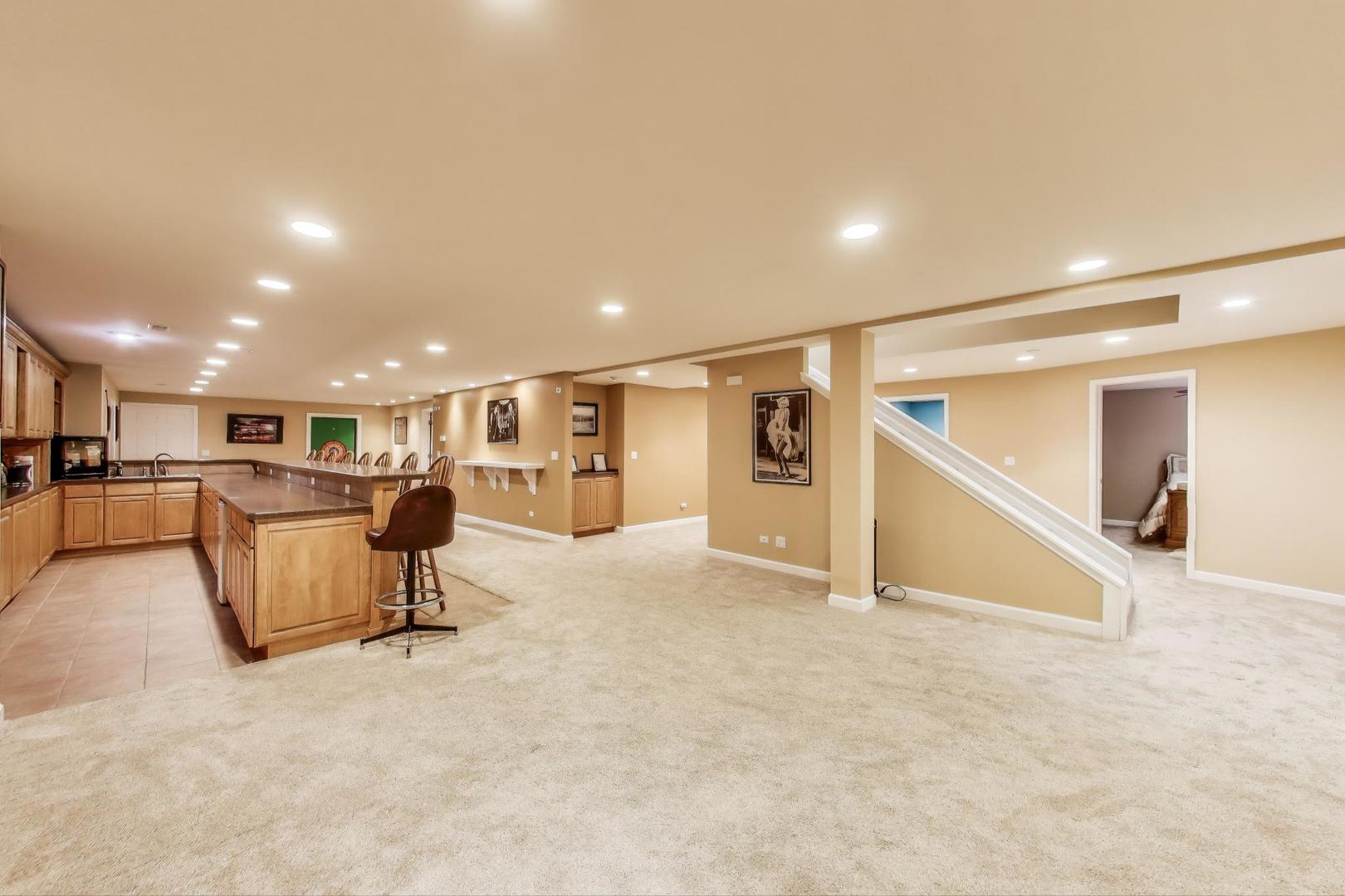 2502 Hidden Trail Spring Grove, IL 60081 - Photo 26 of 51 a view of a livingroom with furniture and a rug