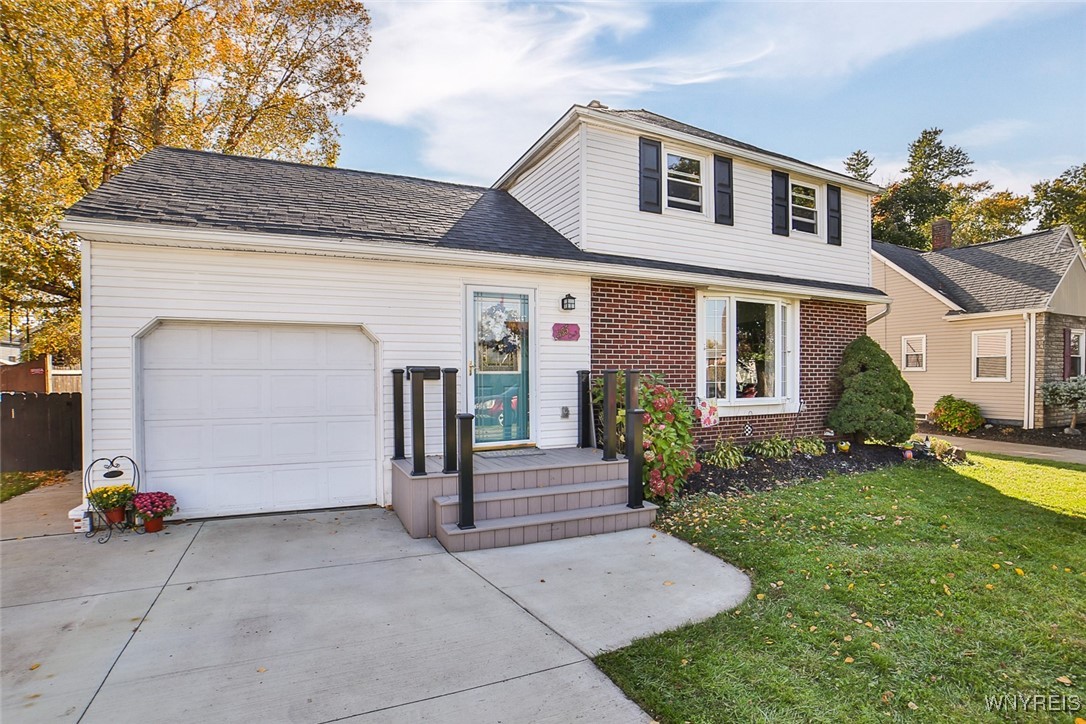 WELCOME HOME to 355 OKELL!  This DYNAMITE, Mainten