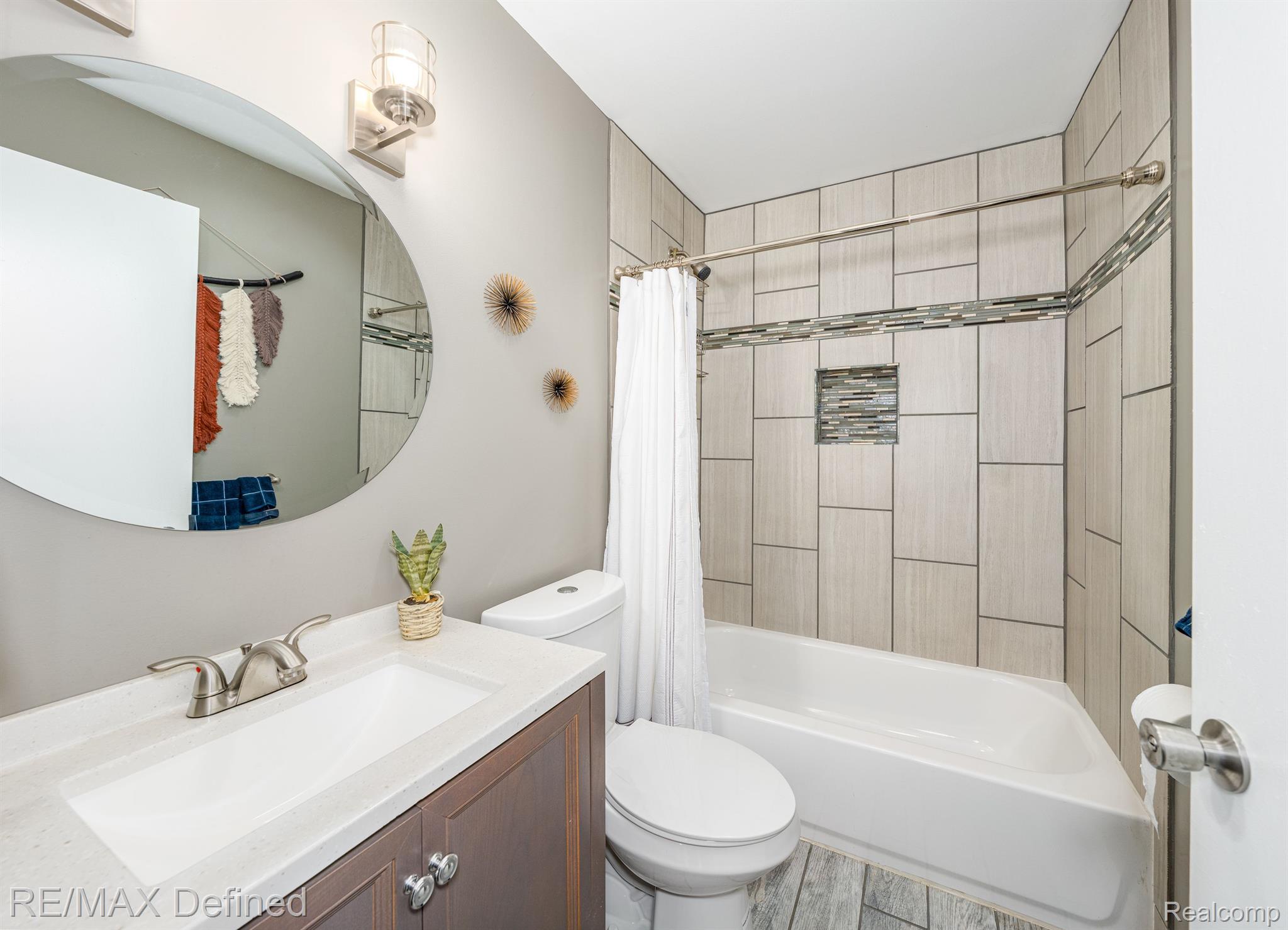2695 Weaverton Rochester, MI 48307 - Photo 20 of 32 Fully Updated Family Bath