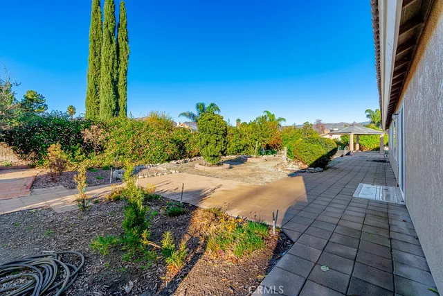 a view of a pathway with a yard