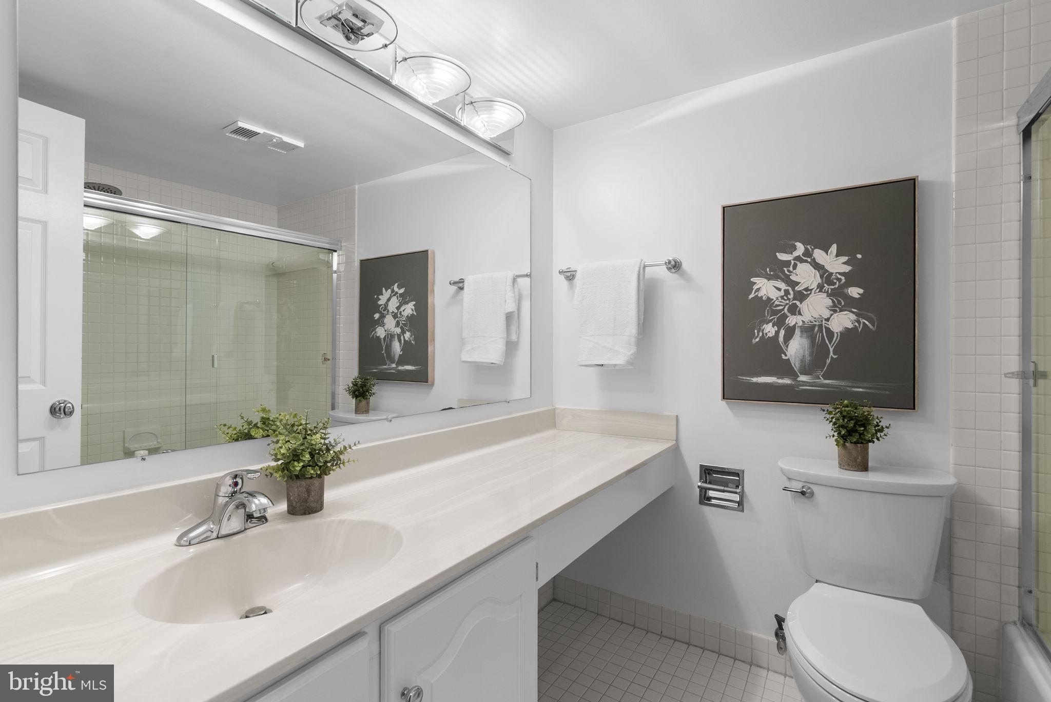 11420 Strand Drive, Unit R010 Rockville, MD 20852 - Photo 35 of 56 Second Primary Bathroom