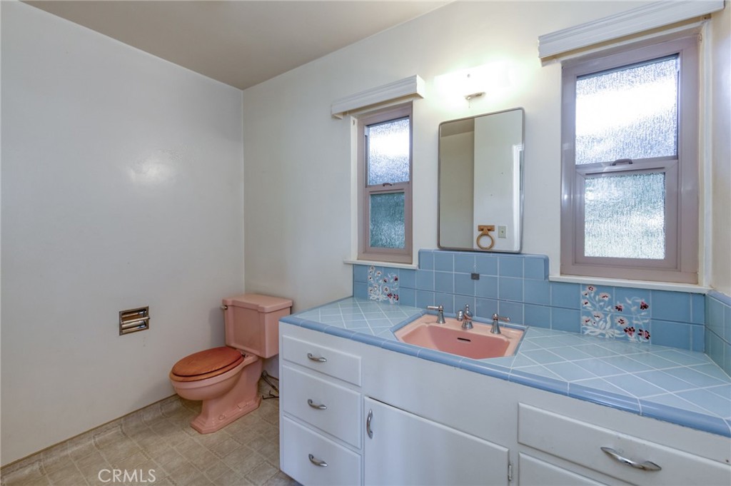 610 Park Madera, CA 93637 - Photo 26 of 35 a bathroom with a sink a toilet and a mirror