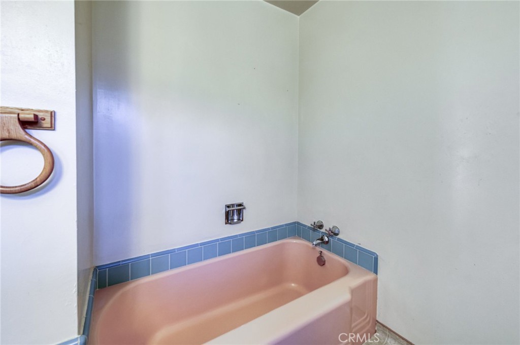 610 Park Madera, CA 93637 - Photo 27 of 35 a bathroom with a tub and a sink