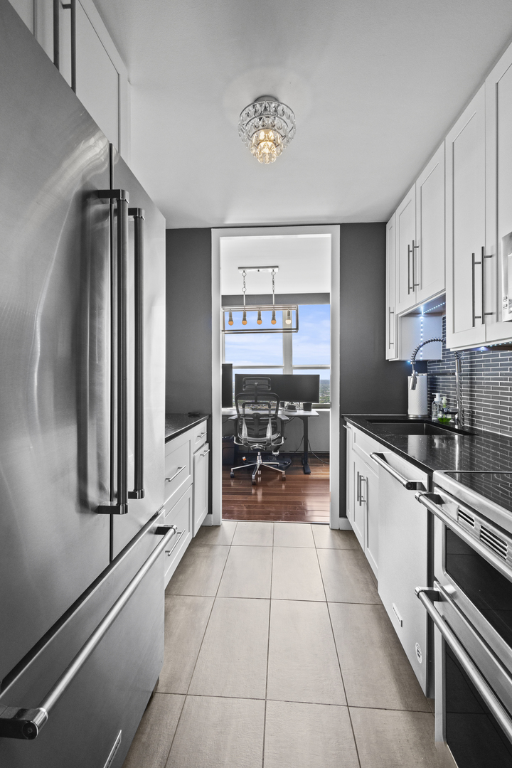 655 West Irving Park Road, Unit 4717 Chicago, IL 60613 - Photo 10 of 29 Gallery Image 10