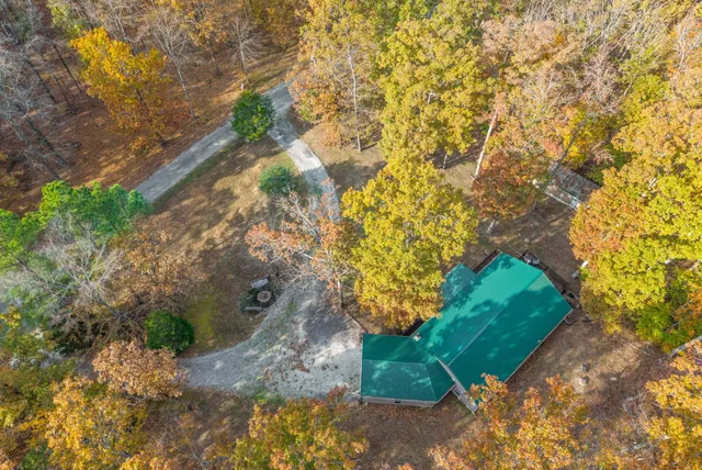 a view of a back yard