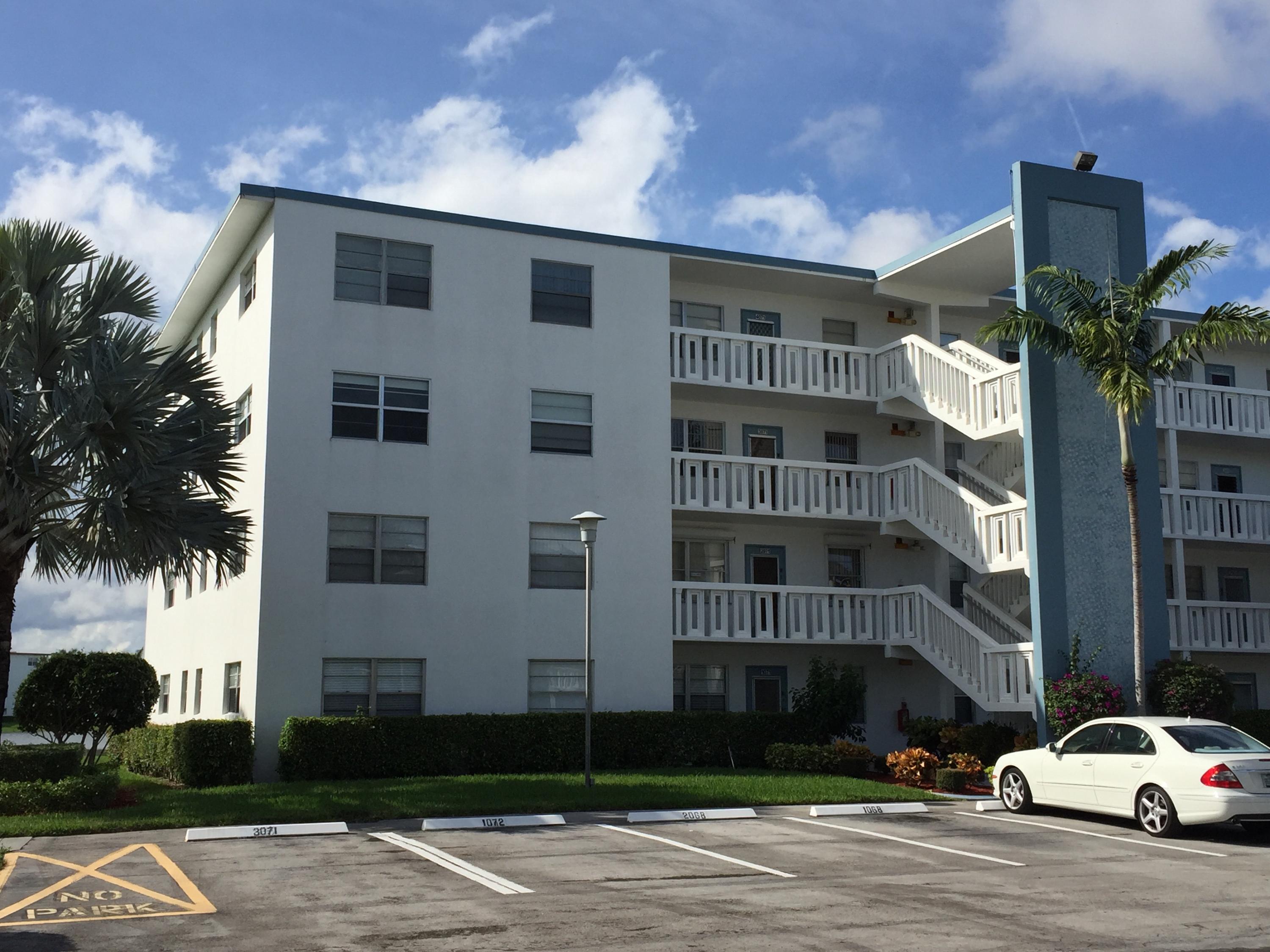 1072 Exeter Boca Raton, FL 33434 - Photo 2 of 32 FIRST FLOOR CORNER