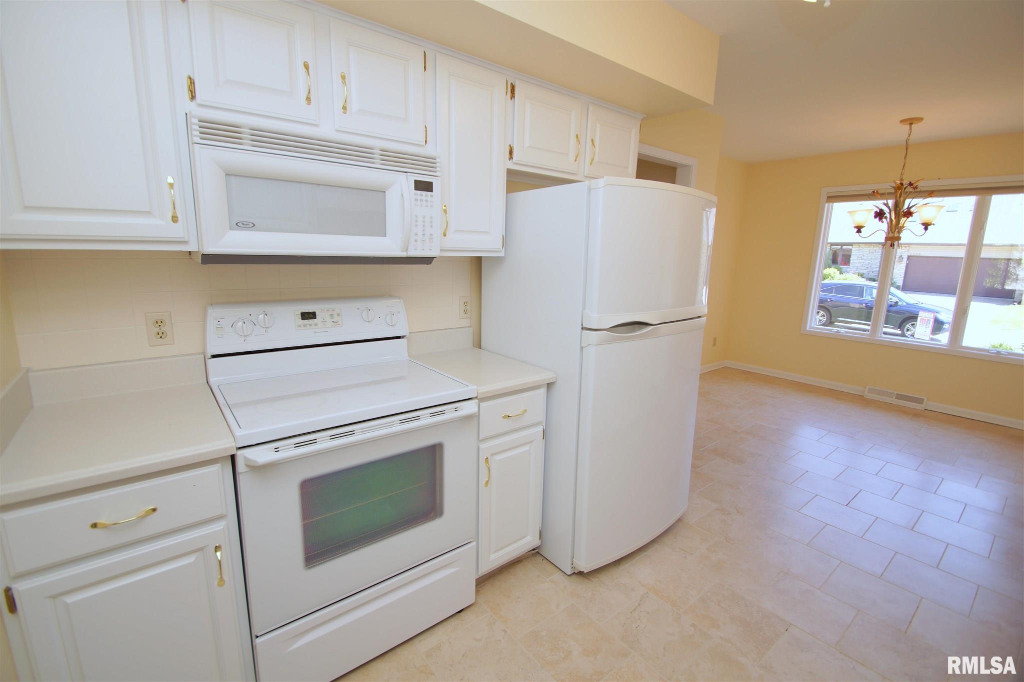 3322 East Ridge Place Bettendorf, IA 52722 - Photo 3 of 24 Gallery Image 3
