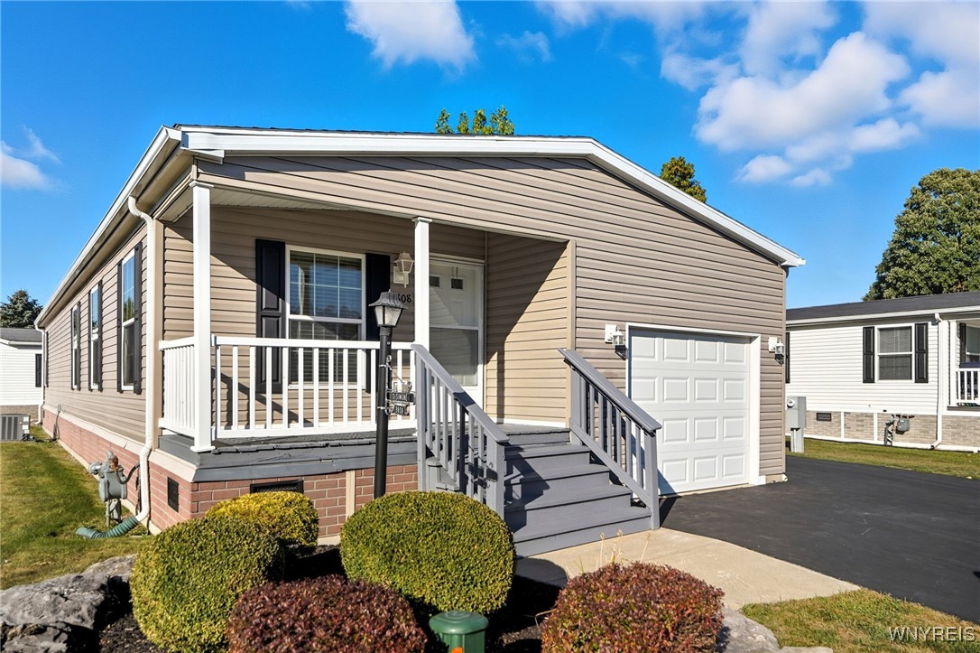 9808 Tottenham Avenue Clarence, NY 14031 - Photo 1 of 17