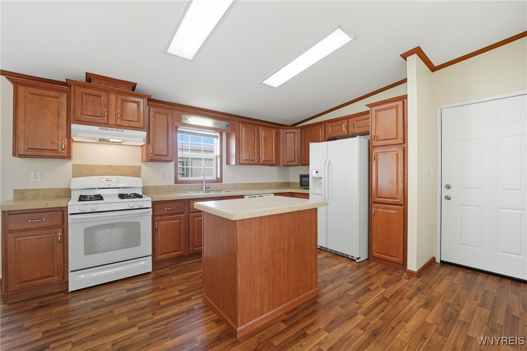 9808 Tottenham Avenue Clarence, NY 14031 - Photo 2 of 17