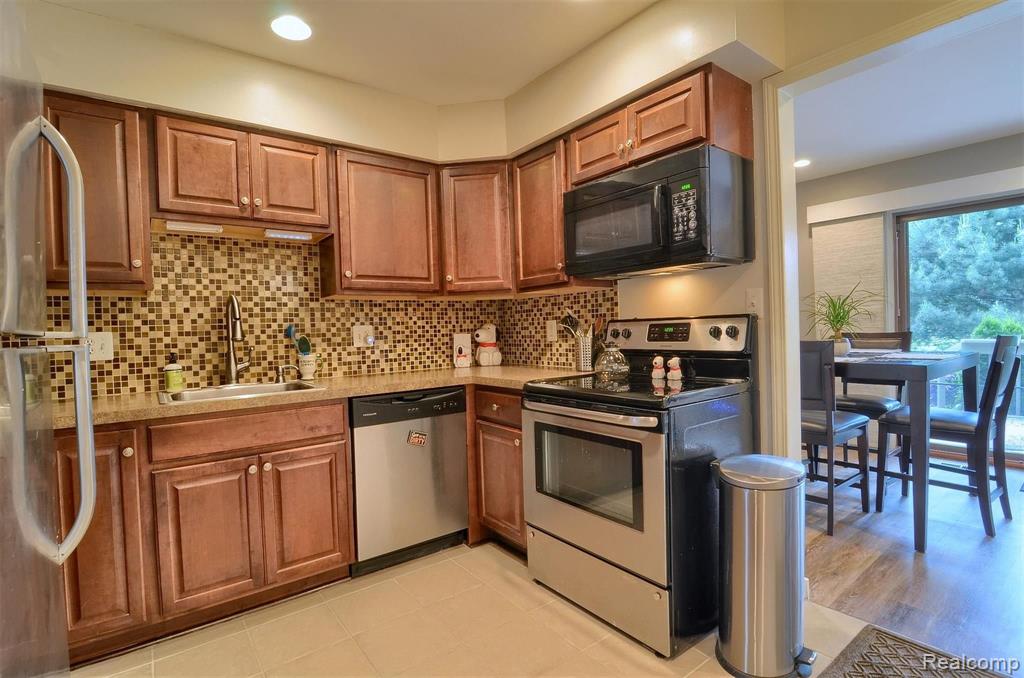 1986 Pondview Court Rochester Hills, MI 48309 - Photo 12 of 37