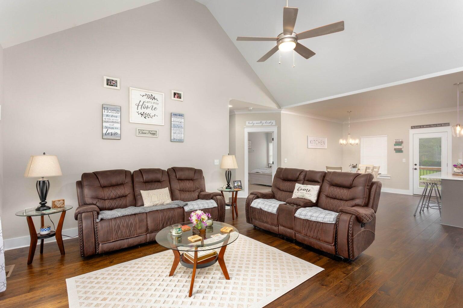 725 Riddle Road Dayton, TN 37321 - Photo 2 of 33 Living Room