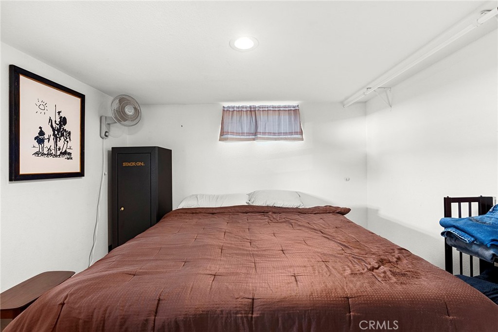 1477 Flag Creek Road Oroville, CA 95965 - Photo 38 of 75 a bedroom with a bed and a painting on the wall