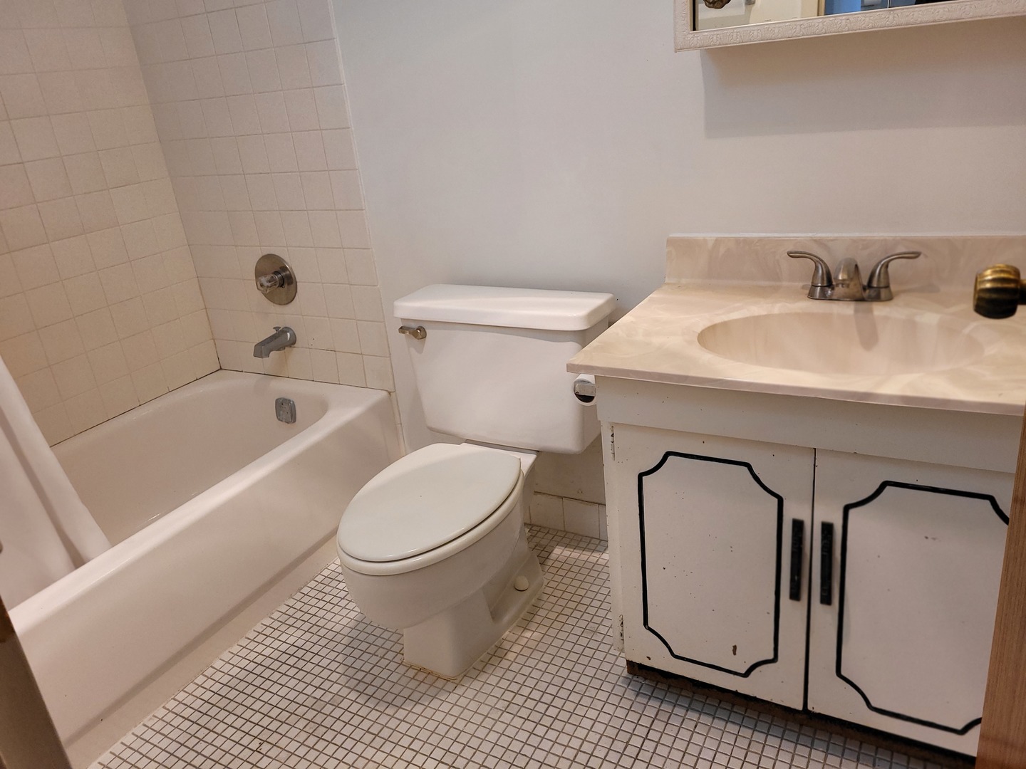 9701 Dee Road, Unit 4F Niles, IL 60714 - Photo 15 of 20 a bathroom with a sink toilet and bathtub