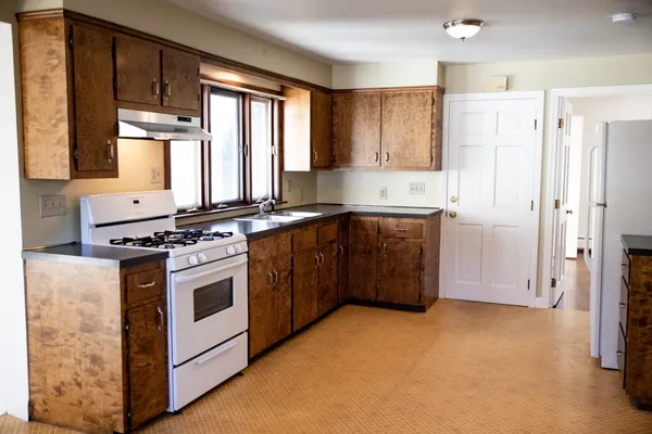 $2,150 | 11 Milk Street, Unit 2, Bristol, RI 02809