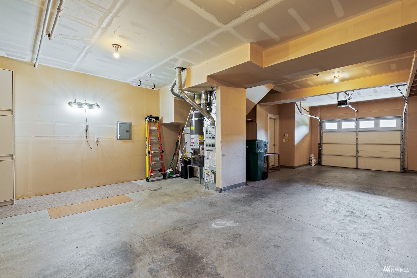 23300 Southeast Black Nugget Road, Unit D3 Issaquah, WA 98029 - Photo 25 of 27 a view of a room with gym equipment
